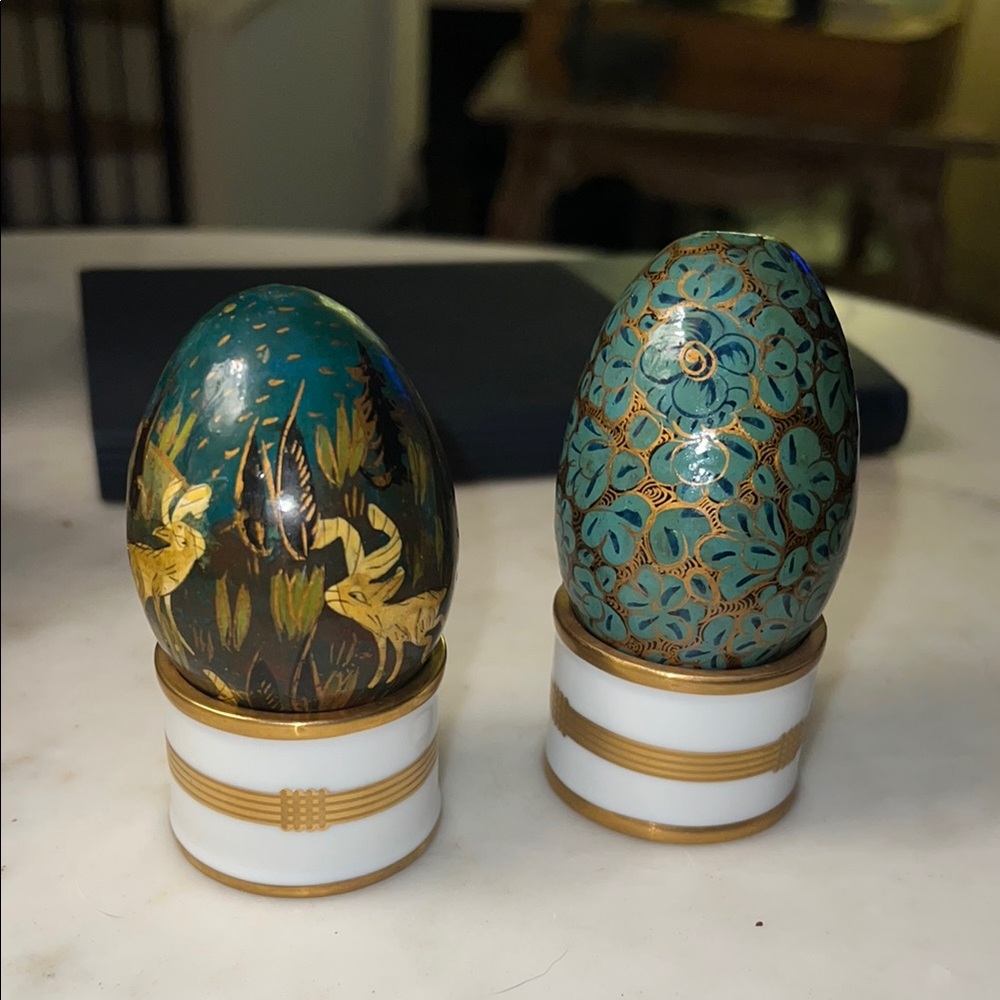 Set of 2 Vintage Russian hand painted lacquered eggs EEEUC